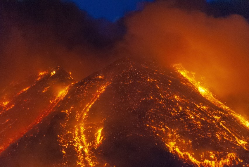 Wybuch wulkanu Etna. Z krateru buchnęły chmury gęstego dymu, popłynęły strumienie lawy [ZDJĘCIA] [VIDEO]