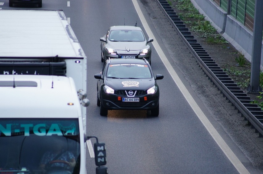 Gumball 3000 przejeżdża przez A4 w Katowicach