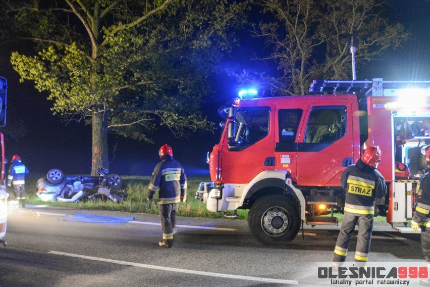 Volvo owinęło się wokół drzewa. Młody kierowca nie żyje [ZDJĘCIA]