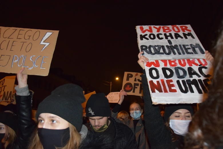 Najlepsze i najoryginalniejsze hasła z protestów kobiet w całej Polsce. Uczestnicy demonstracji są kreatywni, ale nie przebierają w słowach