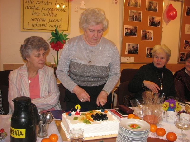 Teresa Skalik kroi urodzinowy tort