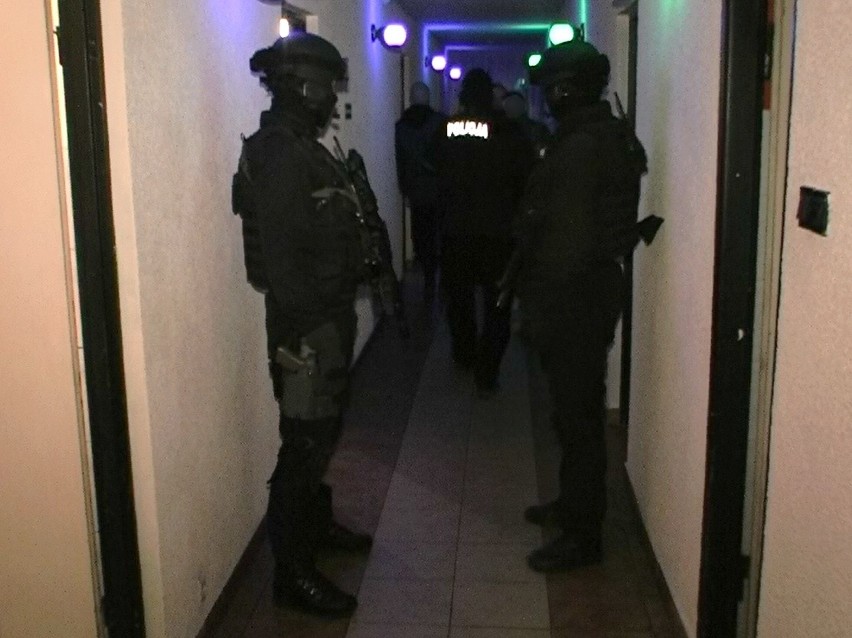 Łomża. Policjanci rozbili zorganizowaną grupę przestępczą czerpiącą korzyści z nierządu (zdjęcia)