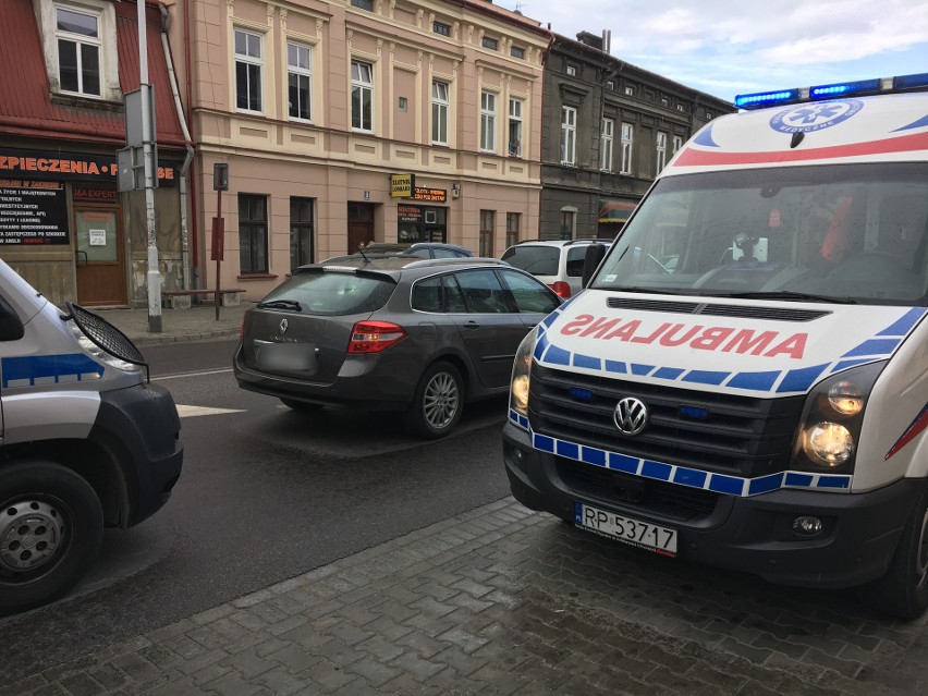 Policjanci pracują na miejscu wypadku na ul. Grunwaldzkiej w...
