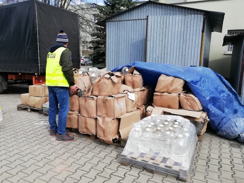 Zgierz: Policjanci przekazali prawie 4 tysiące litrów alkoholu szpitalowi [Zdjęcia]