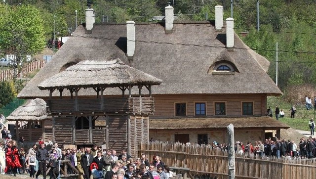 Potężna karczma wita wchodzących do osady. Od dnia otwarcia wioska cieszy się zainteresowaniem, ale teraz gdy otwarto karczmę będzie ono jeszcze większe.