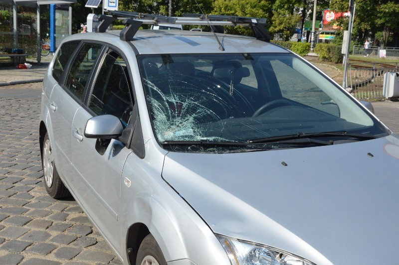 Wypadek na Sępolnie. Samochód potrącił dwóch nastolatków
