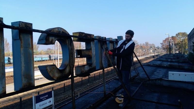 Oświęcim. Ze starego budynku dworca kolejowego zniknął napis "Oświęcim". To symboliczny początek rozbiórki tego zabytkowego obiektu