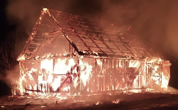 Szlasy Bure. Pożar stodoły ze słomą. Akcja gaśnicza trwała 6 godzin. 8.03.2021