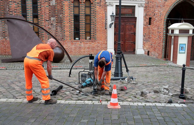 Słupki na Podzamczu zostały przesunięte tak, by uniemożliwić parkowanie przy muzeum.