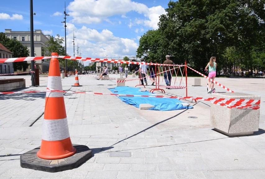 Plac Litewski w Lublinie. Policjanci zniszczyli fragment nowego chodnika (ZDJĘCIA)