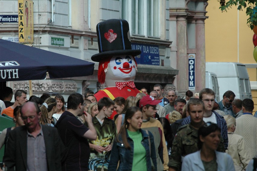 W modzie pojawiły się jeansowe ramoneski, chętnie noszone...