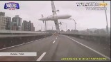 Samolot po starcie zahaczył skrzydłem o wiadukt i spadł do rzeki [wideo] 