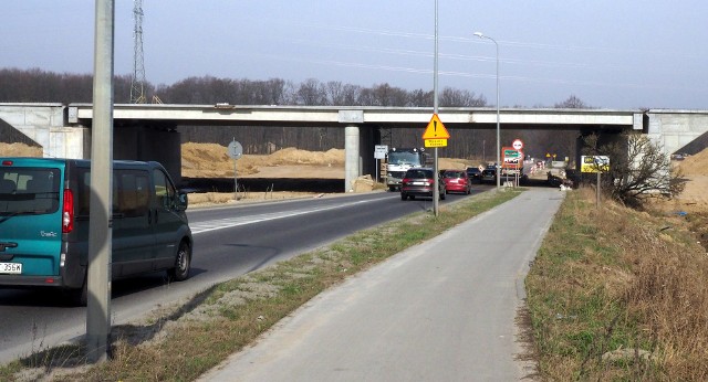 Lada dzień zacznie się budowa rond w pobliżu ul. Szczecińskiej, gdzie element koszalińskiej obwodnicy łączy się z istniejącą trasą DK6. Będą tam więc utrudnienia. Czytaj dalej na kolejnej stronieZobacz także Konferencja dotycząca budowy drogi S6