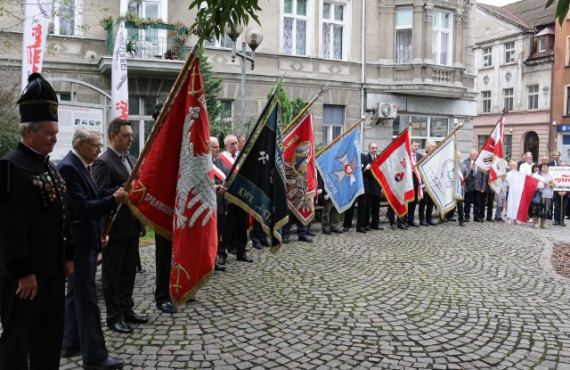 Zarząd Regionu Bydgoskiego Rady Oddziału NSZZ Solidarność zaprosił na obchody z okazji 37. rocznicy Porozumień Sierpnia’80 pod pomnik "Solidarności" przy ulicy Wybickiego. Odsłonięto pamiątkową tablicę ku czci działacza opozycji Edmunda Zadrożyńskiego.