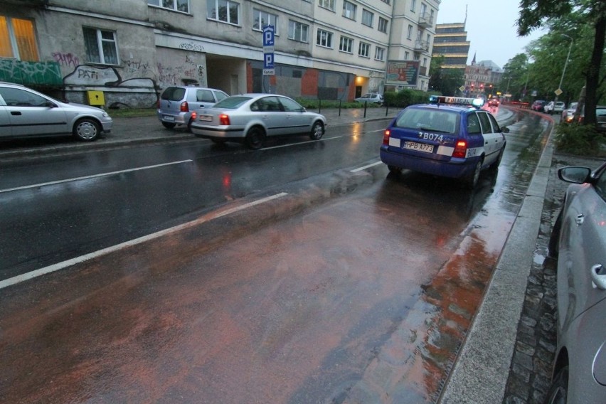 Wrocław: Wypadek na Podwalu. Kobieta straciła panowanie nad oplem i wjechała na chodnik (ZDJĘCIA)