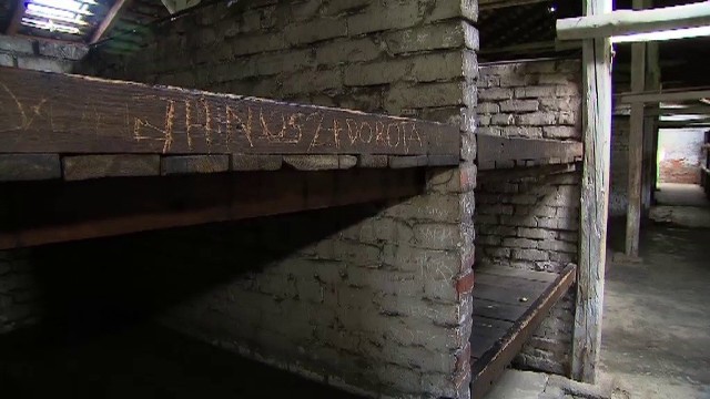 Ściany i prycze obozu Auschwitz-Birkenau zostały pomazane przez odwiedzających