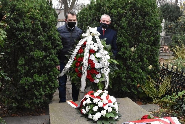 Wójt gminy Masłów Tomasz Lato (z prawej) oraz dyrektor Centrum Edukacji i Kultury "Szklany Dom" w Ciekotach Wojciech Purtak przy grobie Stefana Żeromskiego.