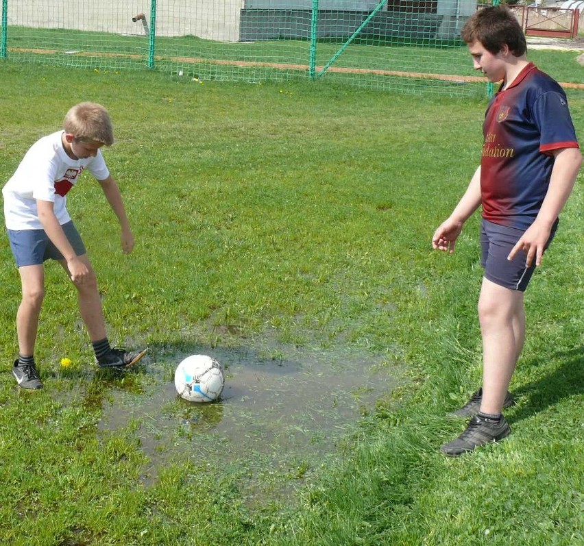 Uczniowie szkoły w Kurzelowie muszą chodzić po kałużach i...