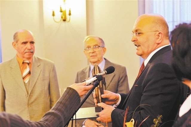 Józef Zalewski (z lewej) i Alfons Rataj odebrali nagrody z rąk starosty Józefa Gismana. (fot. Daniel Polak)