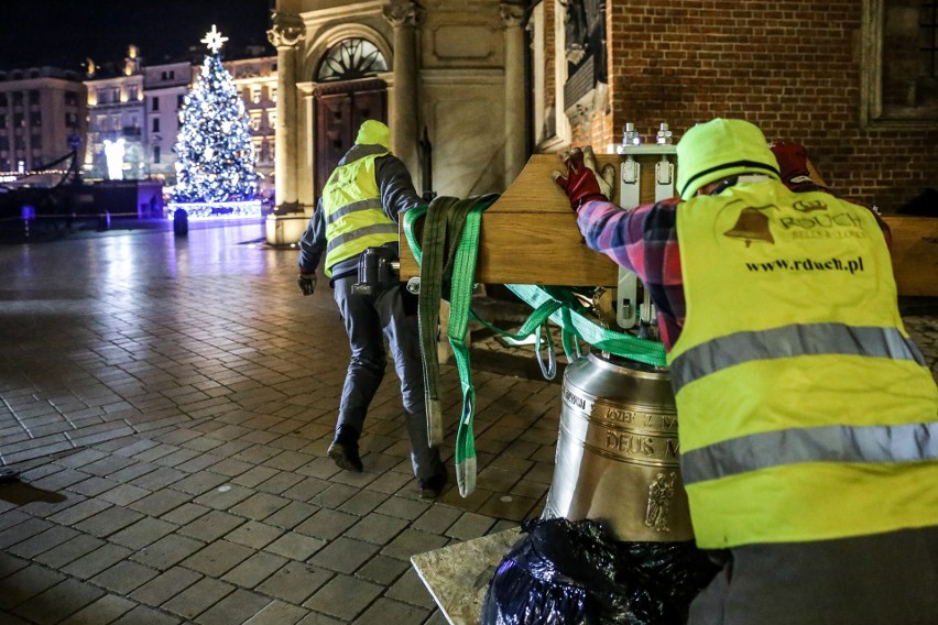 Kraków. Wielka operacja zawieszenia dzwonu. Pod kościół Mariacki wjechał 37-tonowy dźwig [ZDJĘCIA]