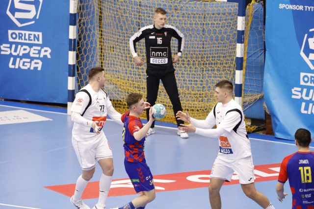 Piłkarze ręczni Górnika Zabrze wygrali w tym sezonie dwa ligowe mecze z Chrobrym Głogów i są faworytami rywalizacji o brązowy medal