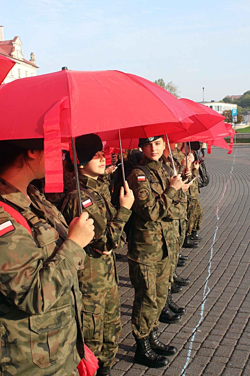 Licealiści Lublinowi. 700 uczniów ułożyło z parasolek flagę miasta 