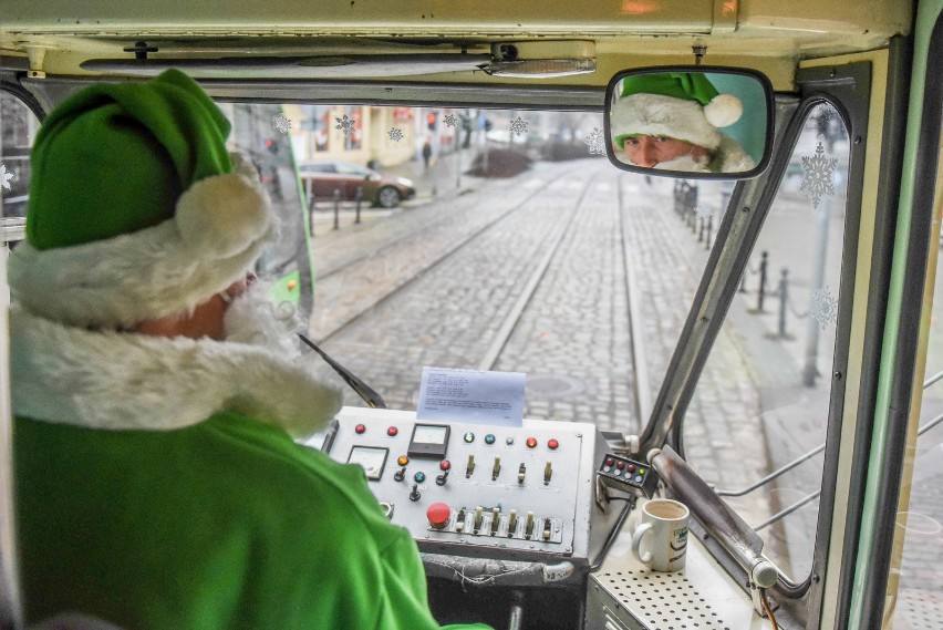 W czasie Wigilii wszyscy chcą usiąść do stołu z najbliższymi...