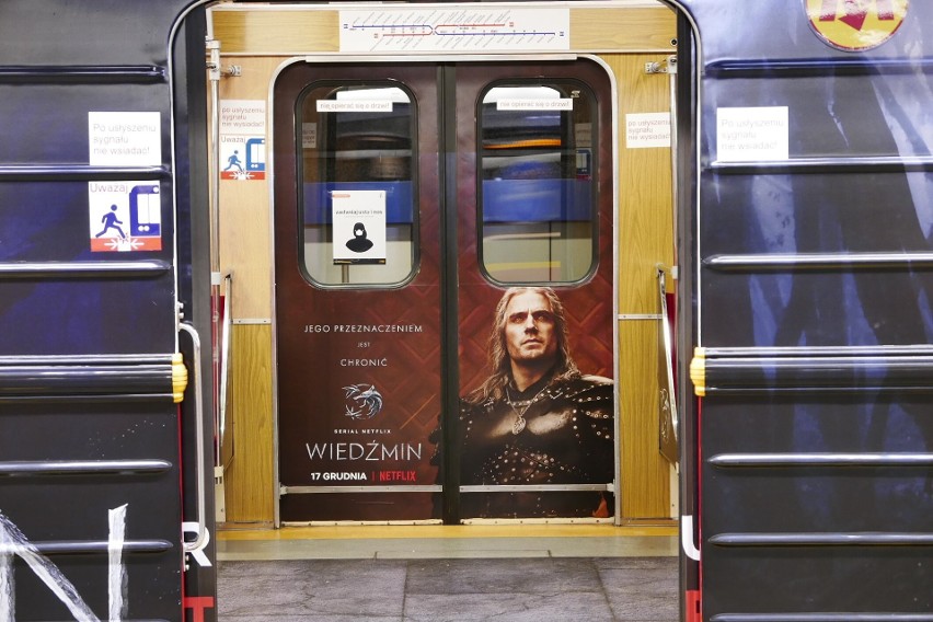 Warszawskie metro umożliwia podróż z Geraltem z Rivii....