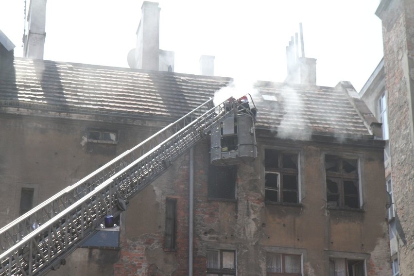 Wrocław: Pożar mieszkania w kamienicy przy ul. Komuny Paryskiej (ZDJĘCIA, FILM)