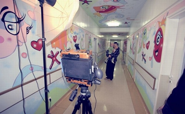 W szpitalu dzieci mogły sobie zrobić portrety zabytkowym polaroidem