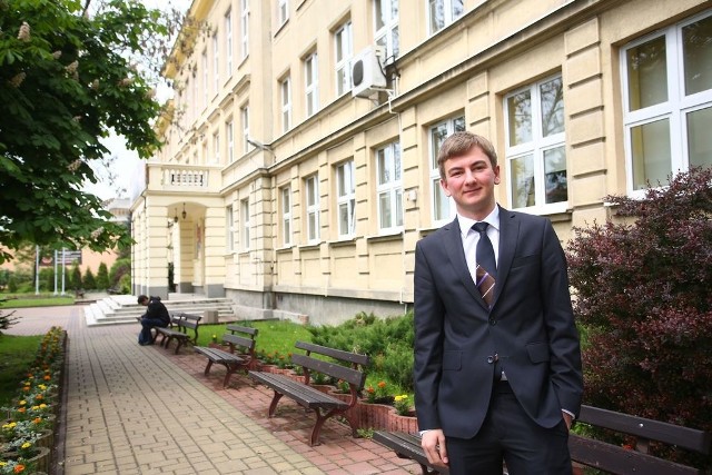 - Czwartkowy egzamin z języka polskiego na poziomie rozszerzonym był o wiele trudniejszy, niż na poziomie podstawowym &#8211; powiedział Wojciech Siek, abiturient z VI Liceum Ogólnokształcącego imienia Jana Kochanowskiego w Radomiu.