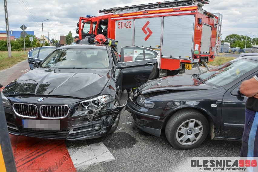 Wypadek BMW z seatem. W środku dwoje małych dzieci 