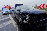 Wypadek na obwodnicy Brzegu. Kierowca dostawczego opla wymusił pierwszeństwo na osobowym volkswagenie