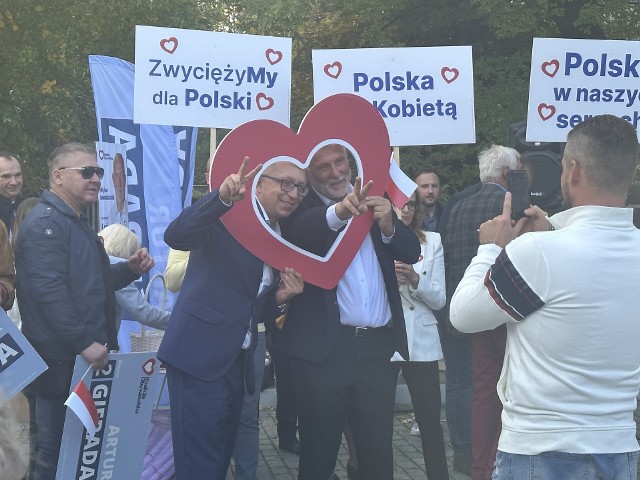 W ostatnim dniu przed ciszą wyborczą świętokrzyska Koalicja Obywatelska zgromadziła się na ulicy Sienkiewicza. Więcej na kolejnych zdjęciach