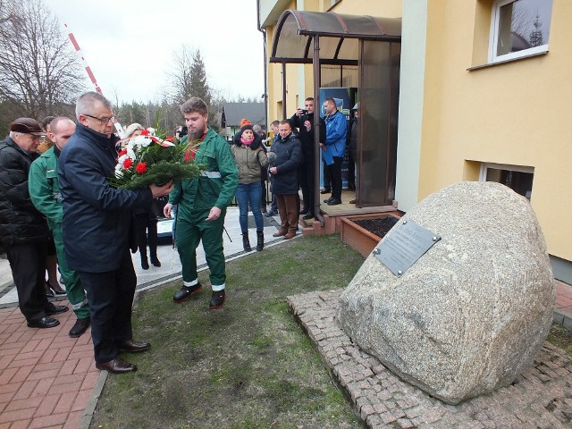 W towarzystwie pracowników firmy prezes Jarzy Miśkiewicz złożył kwiaty przed tablicą inżyniera Józefa Wysockiego