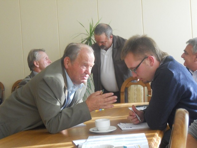Eugeniusz Bugara ( z lewej) w dyskusji z Jarosławem Kowalikiem wz Torunia, koordynatorem programu "Razem o łupkach".