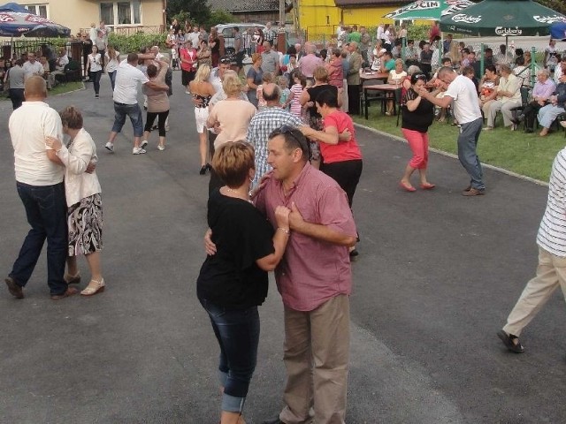 Tak się bawili mieszkańcy Skorkowa na festynie rodzinnym, zorganizowanym przed remizą.