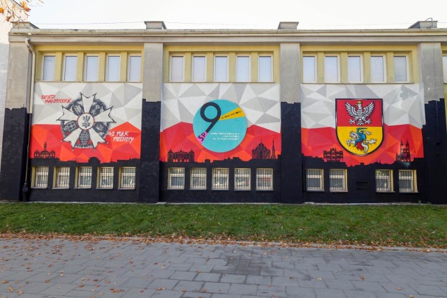 Mural powstał na ścianie SP nr 9 od ulicy Legionowej. I tam można go podziwiać. Malunek przedstawia m.in. herb 42. Pułku Piechoty, a w tle rozpoznawalne w Białymstoku zabytki