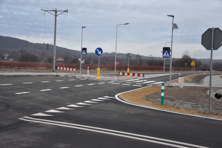 Babice. Kierowcy gubią tłumiki na skrzyżowaniu z nową obwodnicą. ZDW zrzuca winę na ludzi 