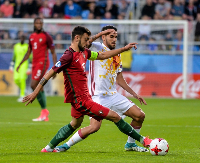 Bruno Fernandes (nr 10) podczas meczu Portugalia - Hiszpania...