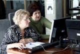 Wykluczenie cyfrowe dotyka ok. 60-80 proc. seniorów w Polsce. Na warsztatach komputerowych wielu seniorów chce nauczyć się obsługi facebooka