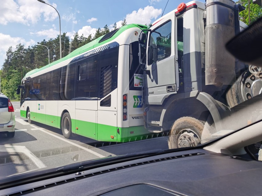 Ciężarówka najechała na tył autobusu komunikacji miejskiej w...