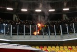 Jagiellonia Białystok - Legia Warszawa. Kibice Legii zdemolowali stadion, ale Komisja Ligi nałożyła karę na oba kluby (zdjęcia, wideo)