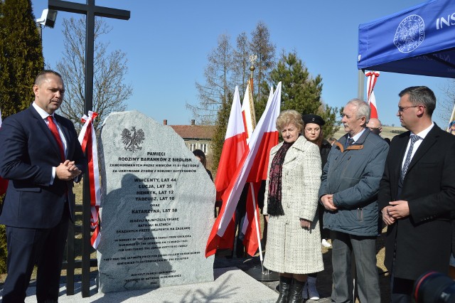W Miechowie odsłonięto w czwartek pomnik poświęcony zamordowanej przez Niemc&oacute;w rodzinie Barank&oacute;w