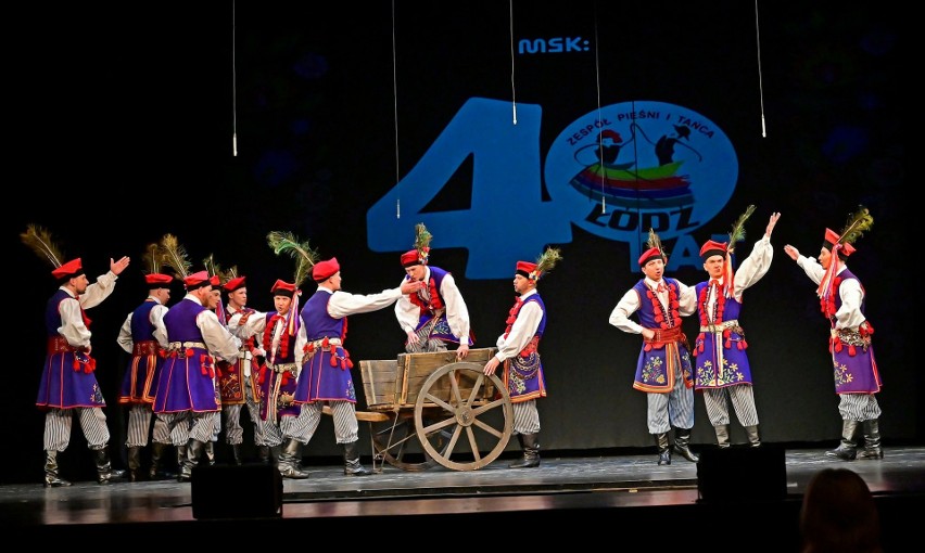 Na scenie Teatru Muzycznego Zespołu Pieśni i Tańca „Łódź”...