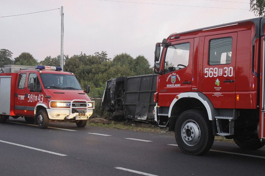 Tragiczny wypadek pod Wieruszowem. Autobus wypadł z drogi, jedna osoba nie żyje [ZDJĘCIA, FILM]