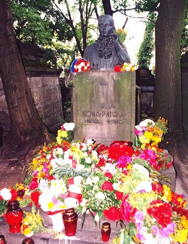 Miejsce spoczynku Marii Konopnickiej na cmentarzu Łyczakowskim stale odwiedzają polscy turyści.