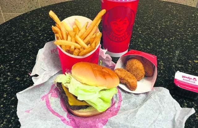 Polacy sięgają często latem po dania typu fast food, bo lubią ich smak.