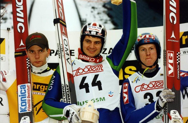 16 stycznia 1999 roku. Dzień triumfu na Pucharze Świata w Zakopanem. Stefan Horngacher w całej karierze wygrał "tylko" dwa razy w PŚ. Z lewej Fin Janne Ahonen, z prawej Tommy Ingebrigtsen