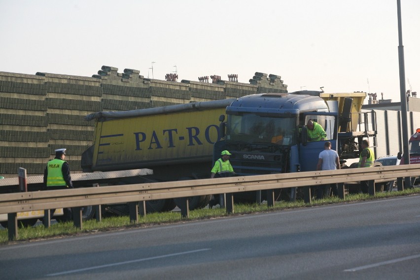 Katowice: Tir blokował jezdnię na al. Roździeńskiego